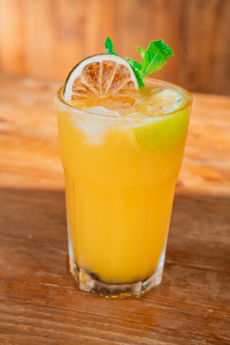 Cocktail de laranja com alecrim no bar do Jardim do Éden