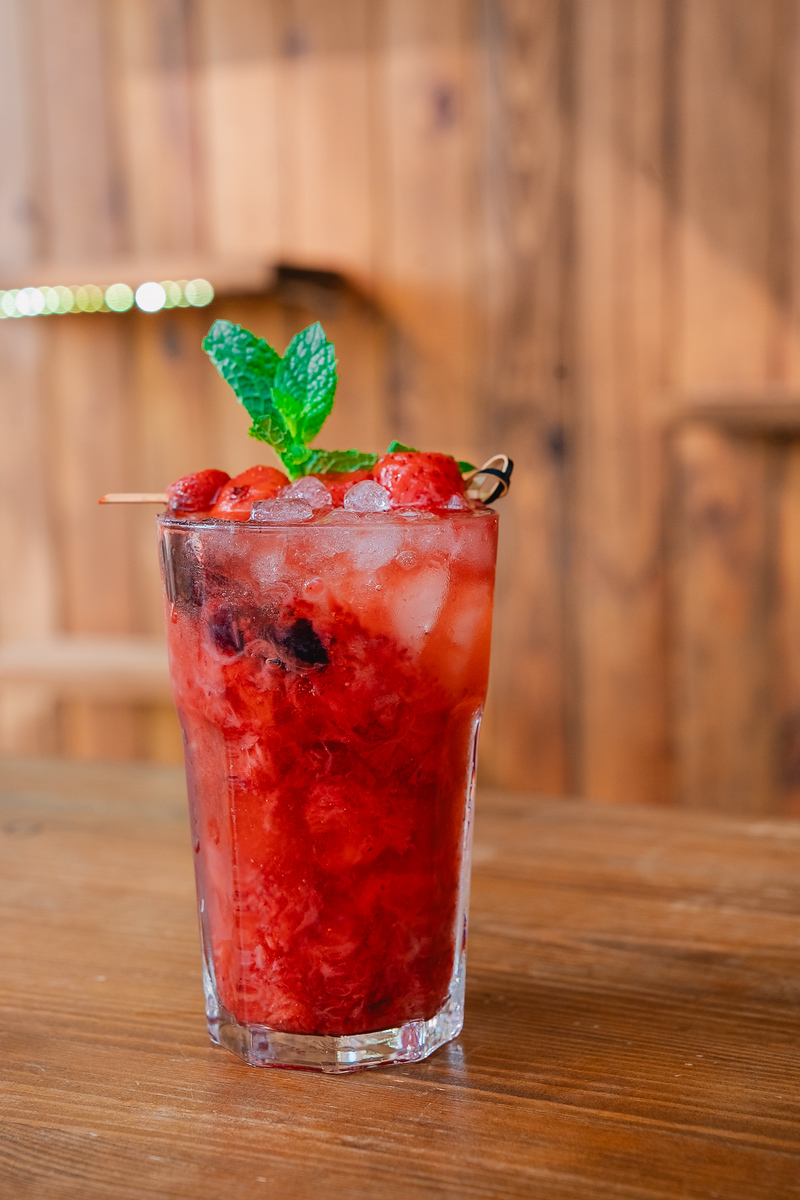 Cocktail vermelho com frutos vermelhos