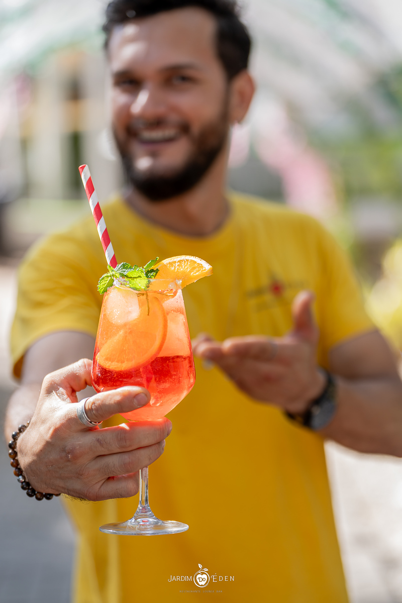Membro da equipa a servir um cocktail