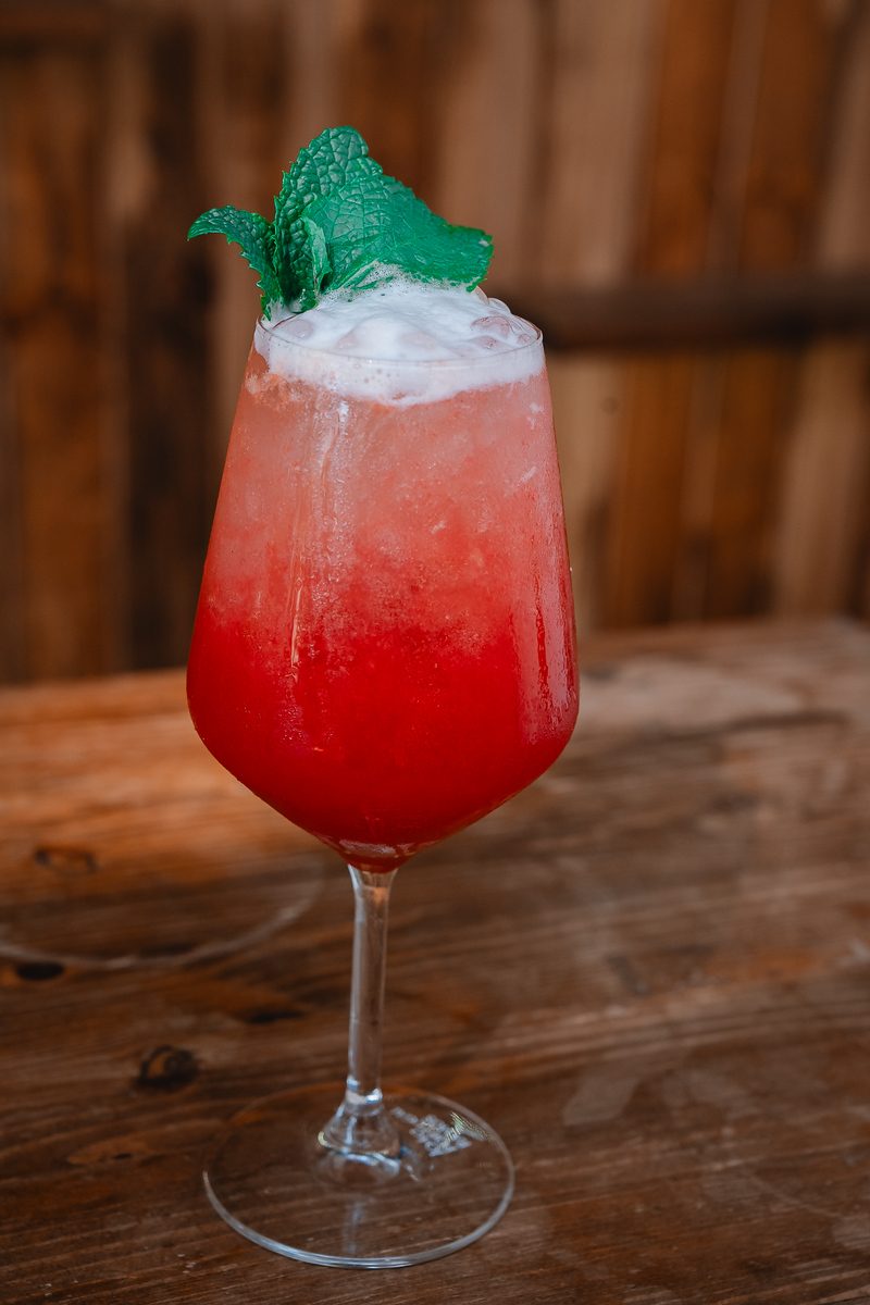 Cocktail vermelho servido em taça