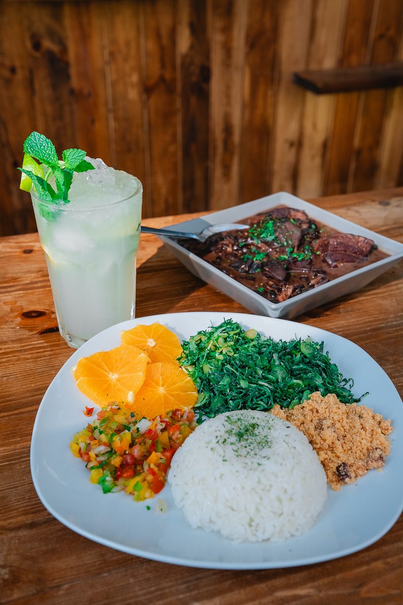 Feijoada brasileira em panela de barro