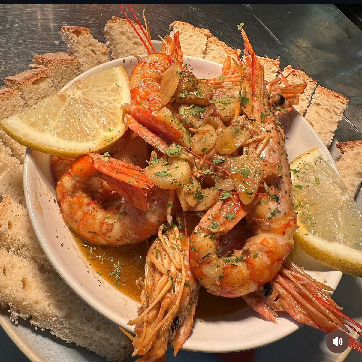 Gambas à guilho com pão torrado