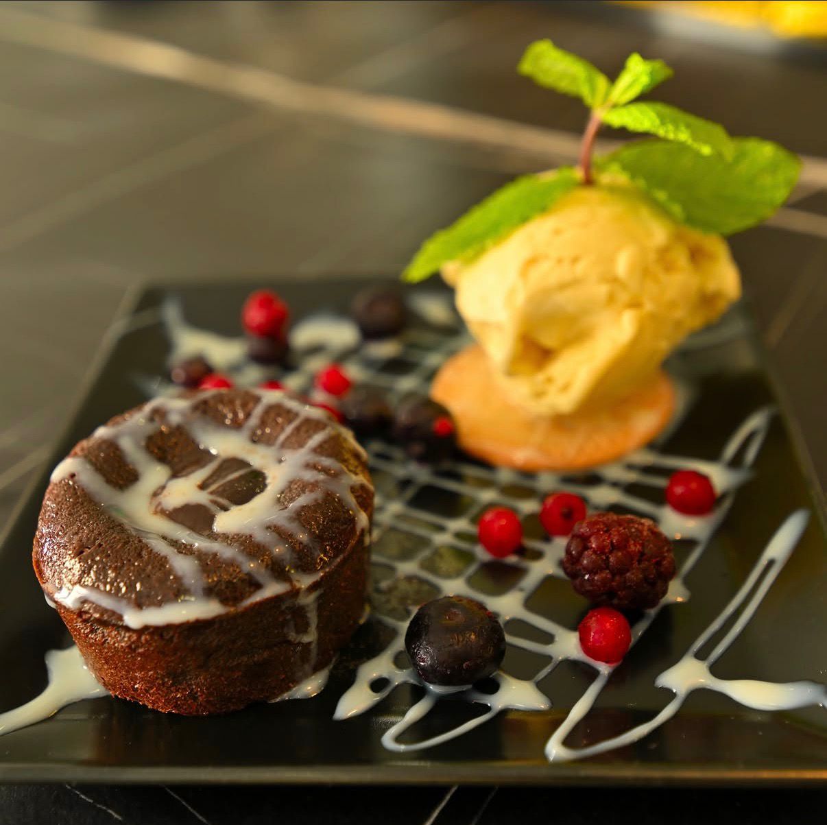 Petit gateau com gelado e frutos vermelhos