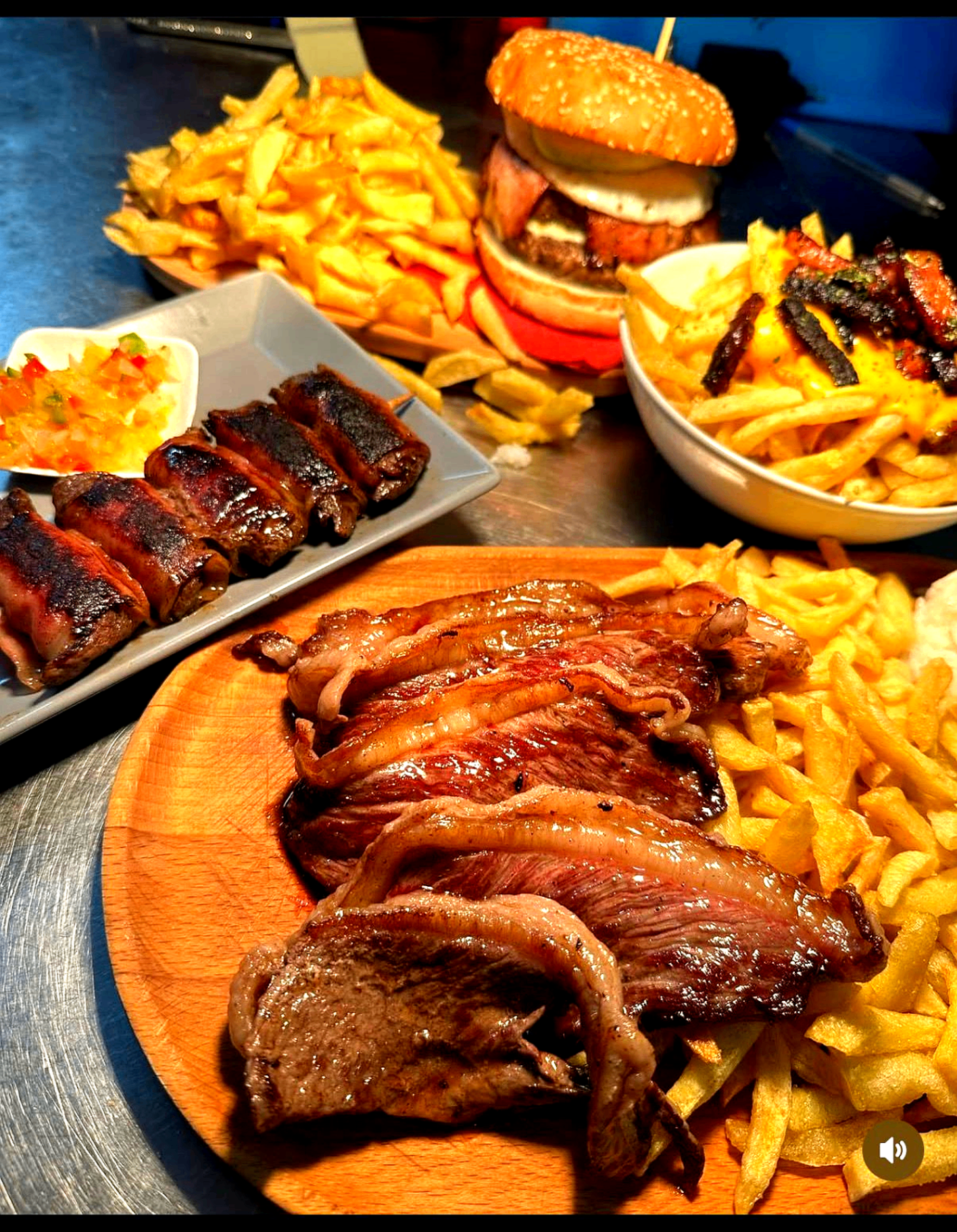 Picanha, hambúrguer e batatas — destaques da cozinha