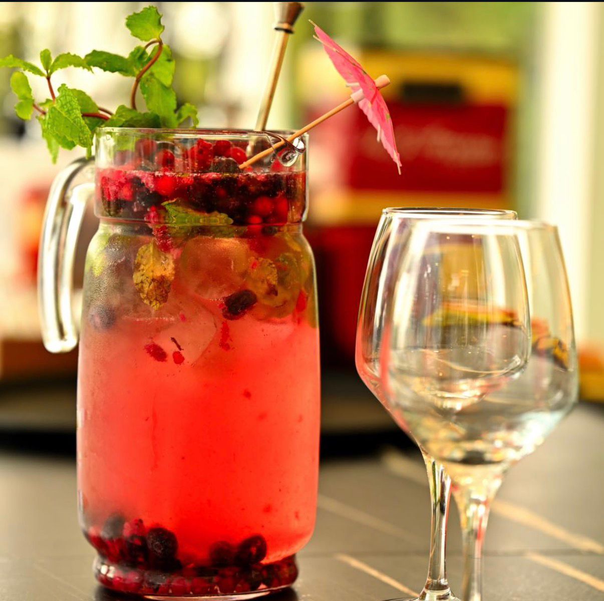 Sangria de frutos vermelhos no jarro
